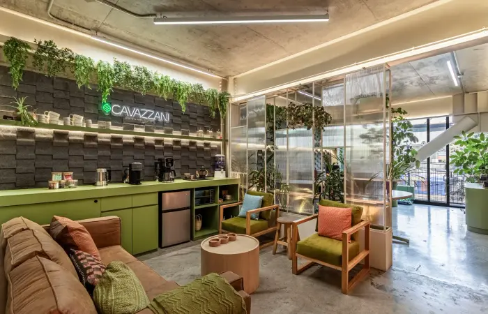 Oficina de Andrea Cavazzani en La Condesa, con vegetación y letrero iluminado