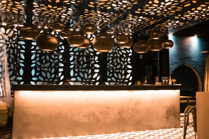 La Posadita, restaurante en San Miguel de Allende con lámparas de cartón y celosías