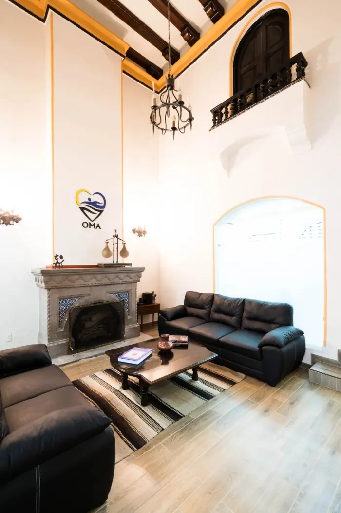 Clínica OMA en una casa histórica de la Condesa, con arcos y molduras