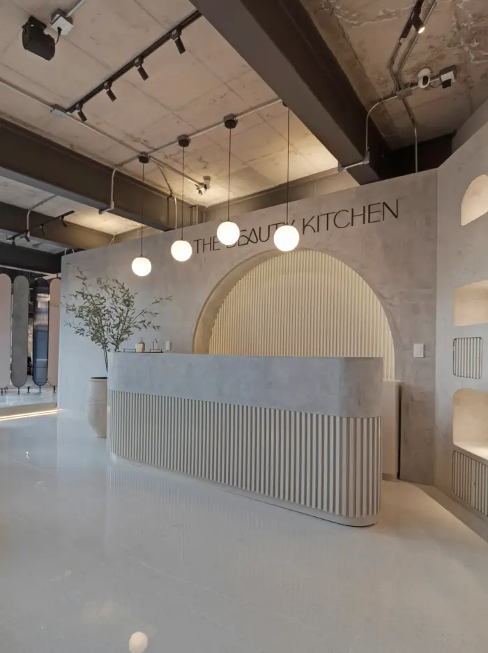 The Beauty Kitchen, colectivo de belleza con arcos y paleta monocromática