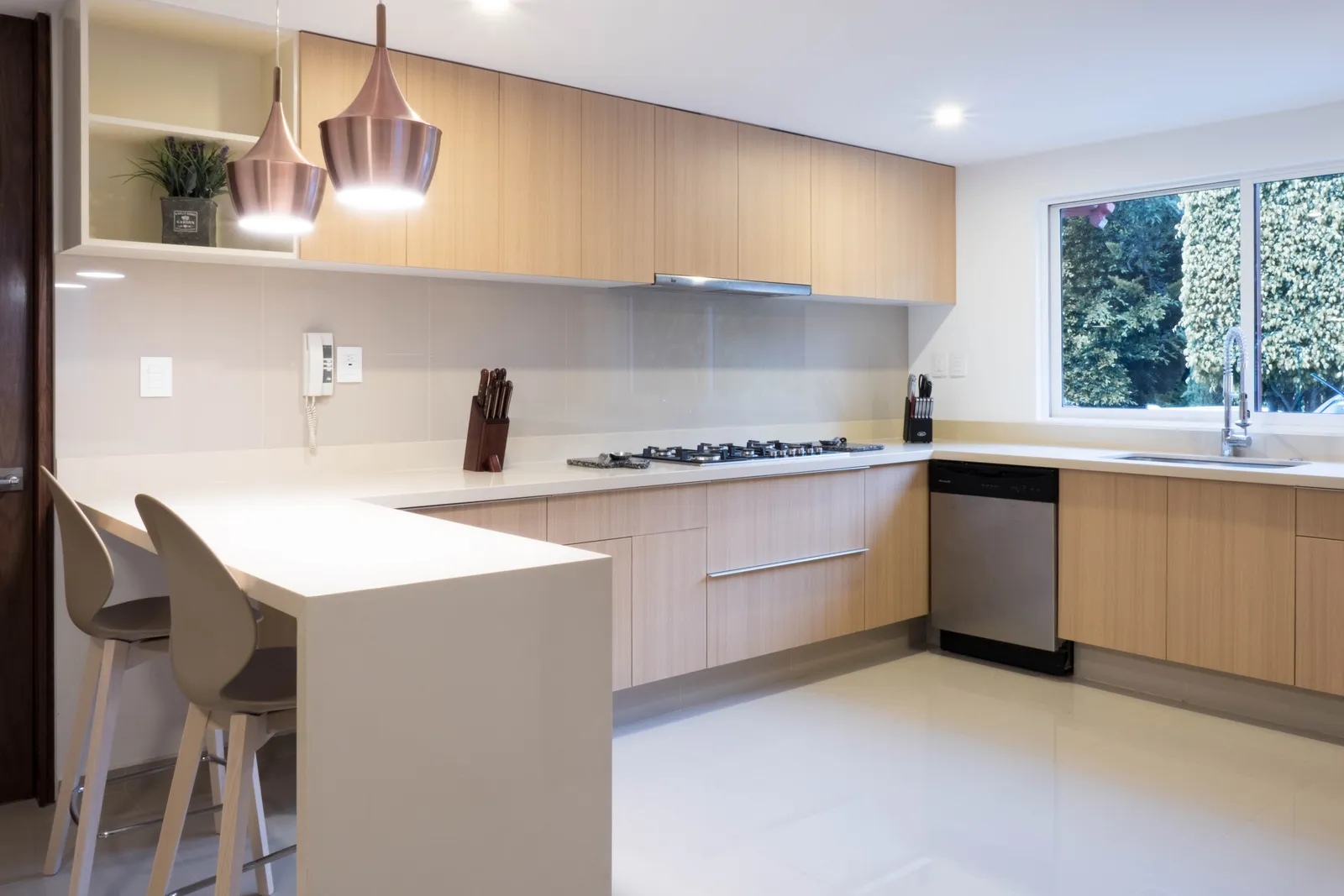 Cocina de una casa renovada por Sucarrats // Lorenzo en San Jerónimo